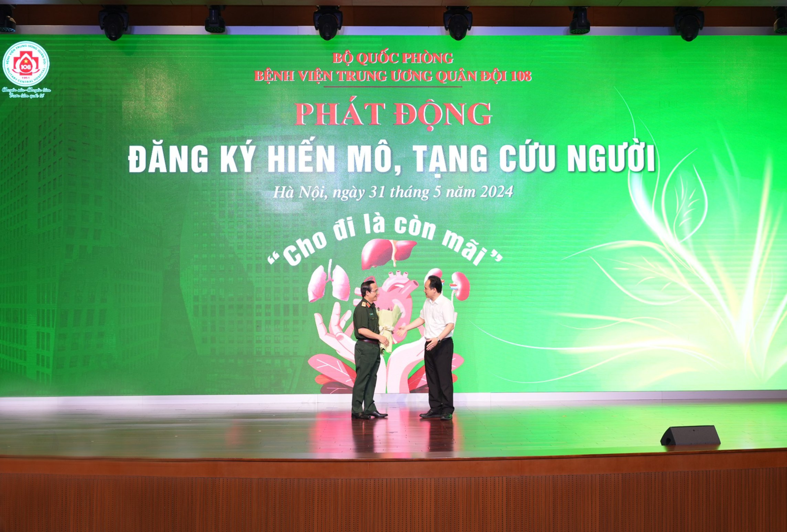 Ông Nguyễn Hoàng Phúc – Phó Giám đốc Trung tâm Điều phối ghép tạng quốc gia trao thẻ đăng ký hiến mô, tạng cho Thiếu tướng GS.TS Lê Hữu Song – Giám đốc Bệnh viện TWQĐ 108