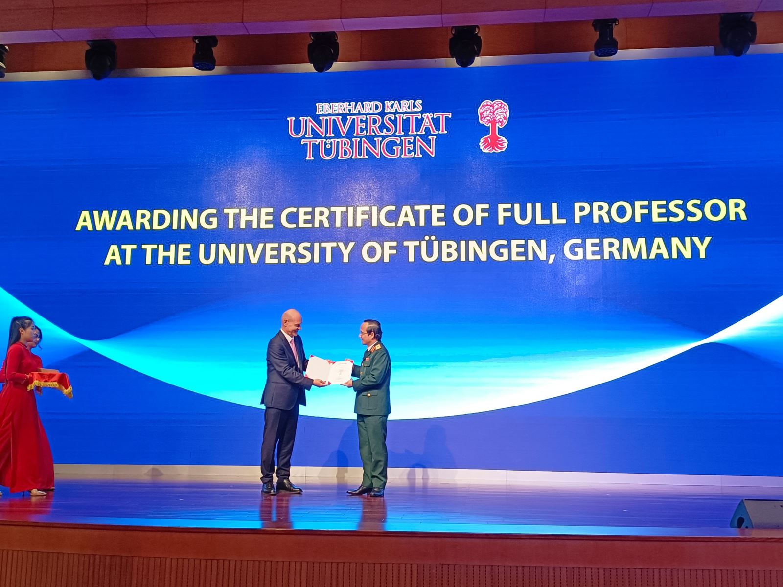 GS.TS Kremsner trao quyết định bổ nhiệm Giáo sư của Trường Đại học Tuebingen, Đức cho bác sĩ Lê Hữu Song