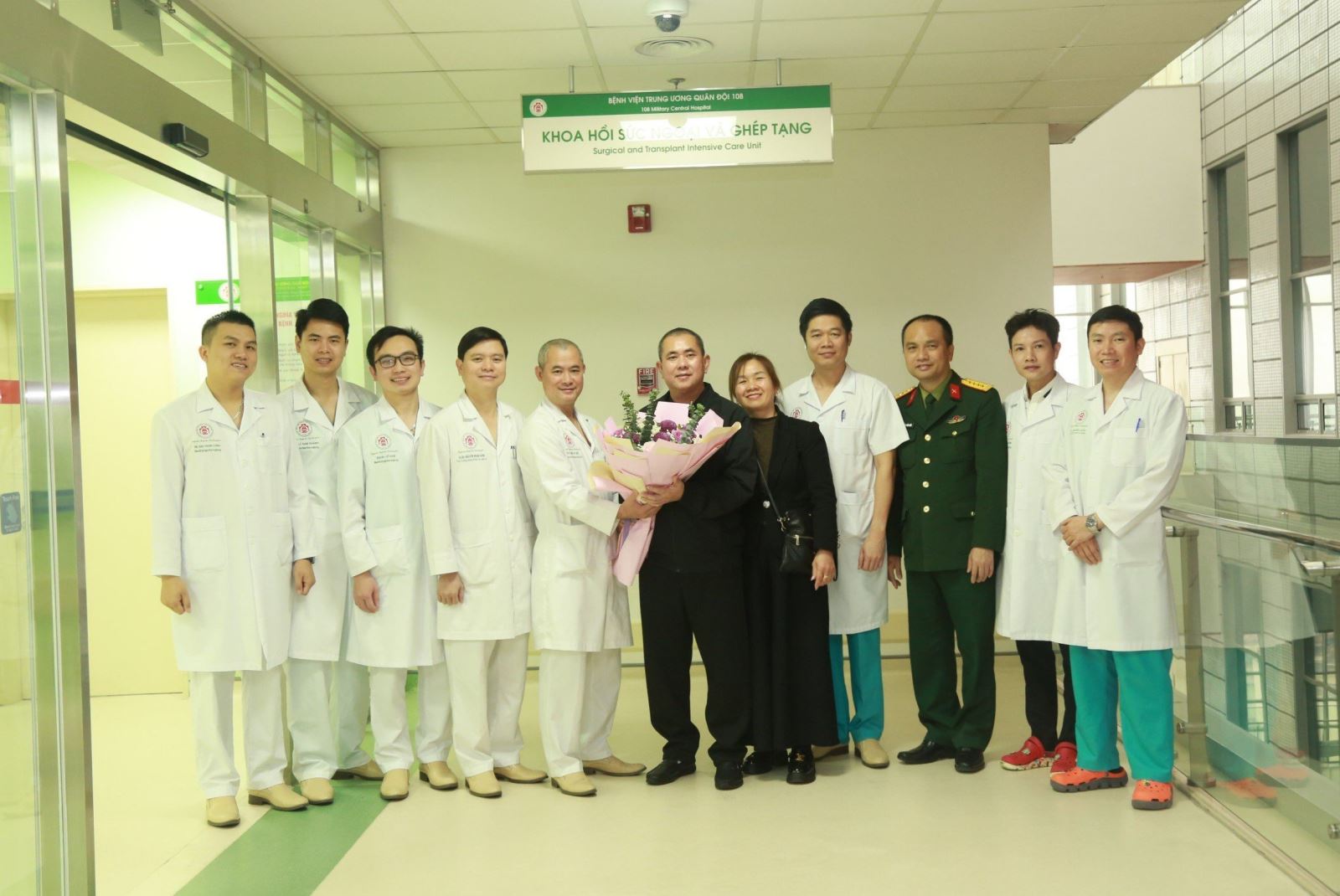 Các thầy thuốc của Bệnh viện TWQĐ 108 chúc mừng bệnh nhân được xuất viện
