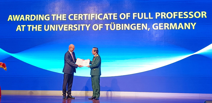 Đại học Tuebingen (Cộng hòa liên bang Đức) trao quyết định bổ nhiệm Giáo sư cho Tiến sĩ Lê Hữu Song - Giám đốc Bệnh viện Trung ương Quân đội 108. 
