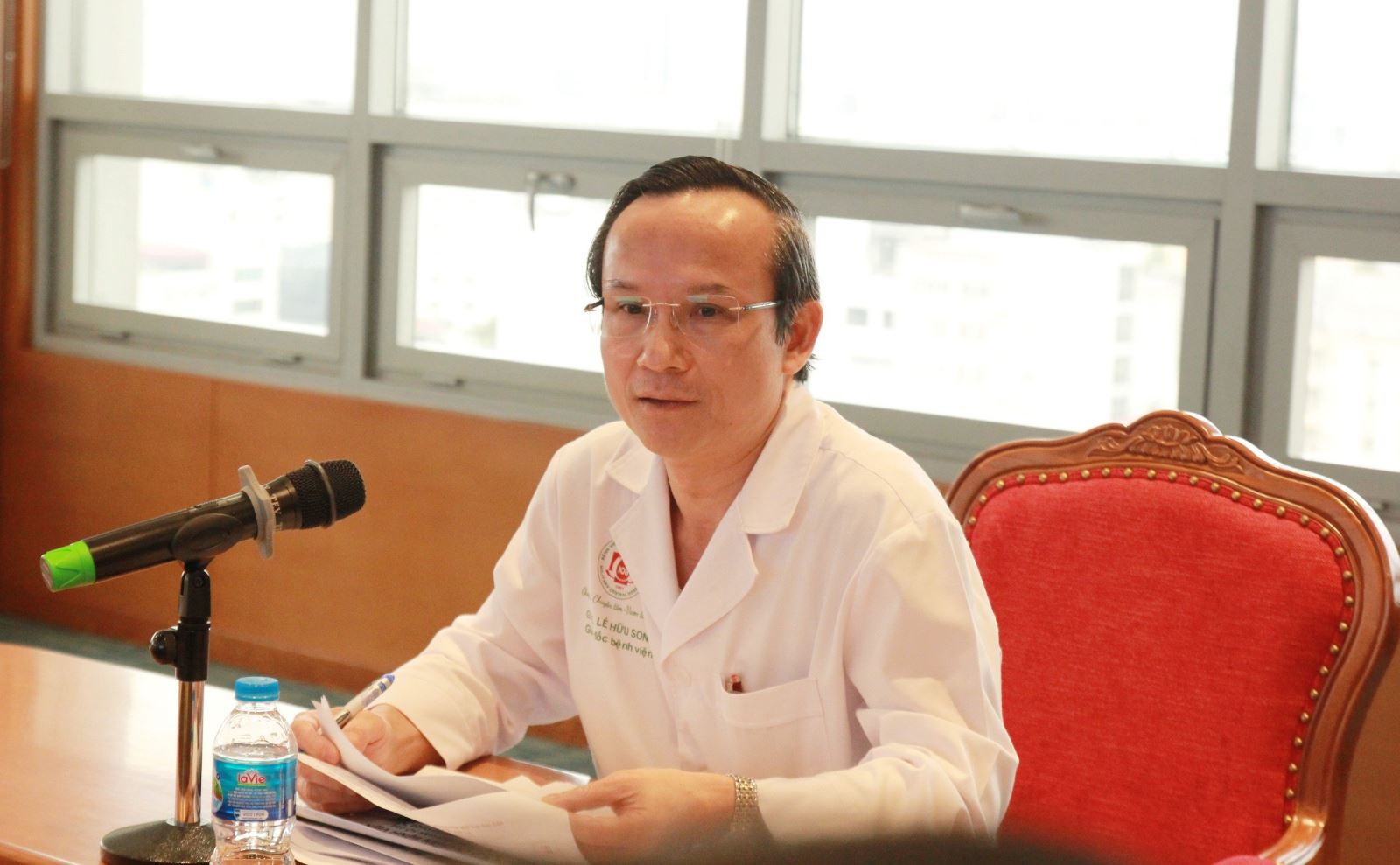 Thiếu tướng GS.TS Lê Hữu Song - Giám đốc Bệnh viện chủ trì Hội chẩn
