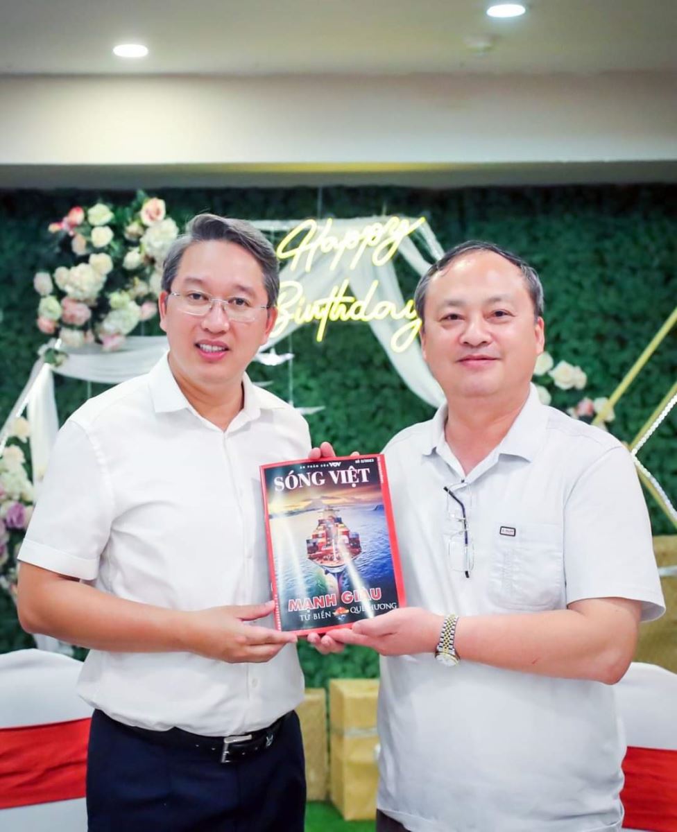 Tổng Giám đốc VOV Đỗ Tiến Sỹ tặng Sóng Việt cho ông Nguyễn Hải Ninh - Bí thư Tính ủy Khánh Hòa