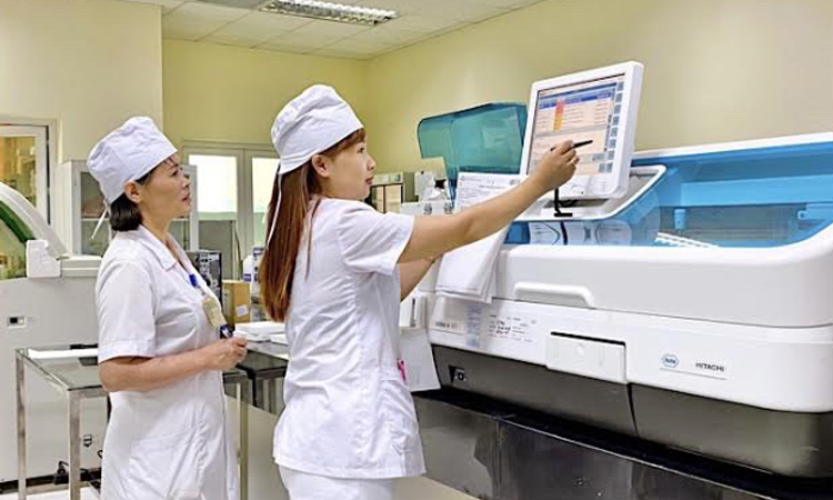 Các y bác sỹ Bệnh viện đa khoa tỉnh Bắc Kạn thực hiện các xét nghiệm hóa sinh trên máy Cobas E411.