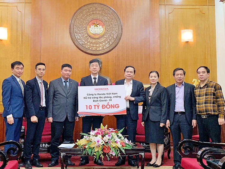 Đại diện Công ty Honda Việt Nam trao số tiền 10 tỷ đồng cho Ủy ban trung ương MTTQ Việt Nam