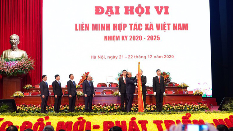 Thủ tướng Nguyễn Xuân Phúc trao tặng Liên minh hợp tác xã Việt Nam Huân chương độc lập hạng nhì 