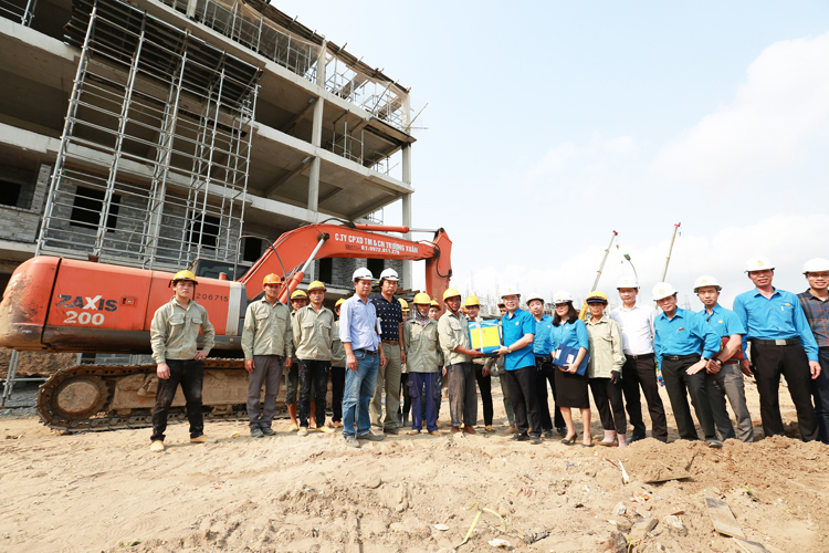 Đoàn công tác của Tổng LĐLĐ Việt Nam tặng quà và động viên các công nhân xây dựng nhà ở cho người lao động ở Hà Nam. 
