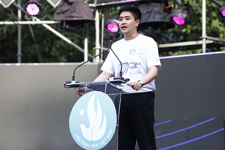 Đồng chí Lâm Tùng, Phó Ban thanh niên trường học, giám đốc trung tâm hỗ trợ và phát triển sinh viên Việt Nam phát biểu.