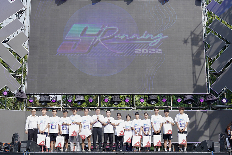Ban tổ chức trao phần thưởng cho vận động viên đoạt giải chạy S-Running.
