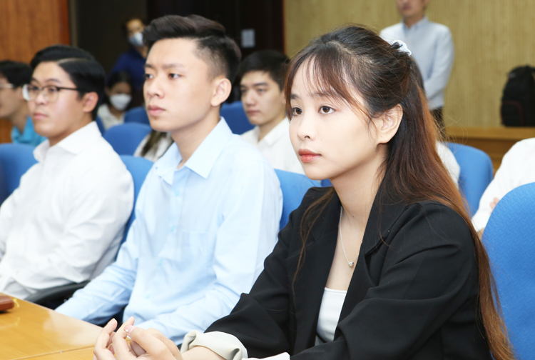 Đông đảo phóng viên, sinh viên và học sinh tham dự.