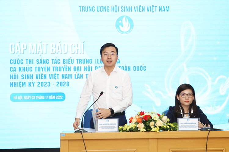 Ban tổ chức trao đổi và giải đáp các câu hỏi của các cơ quan báo chí và các bạn học sinh, sinh viên.