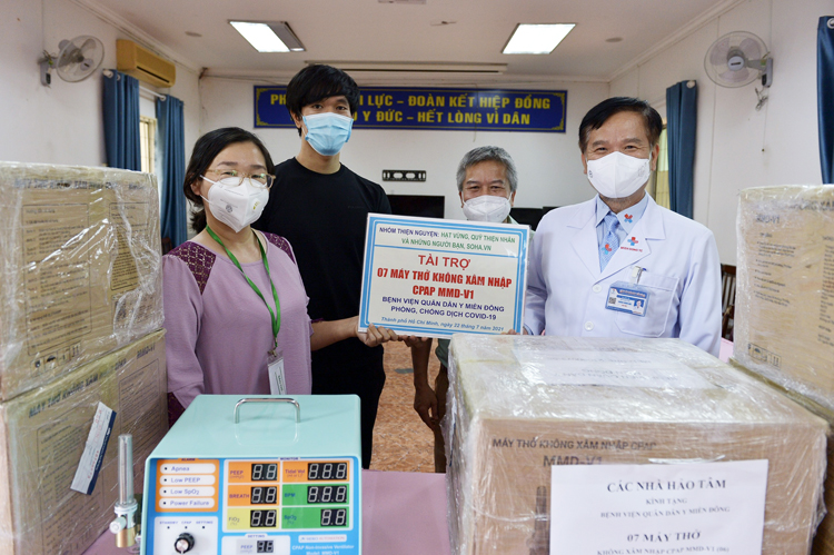 Nhóm Hạt Vừng trao tặng 7 máy thở cho Bệnh viện Quân dân y miền Đông.