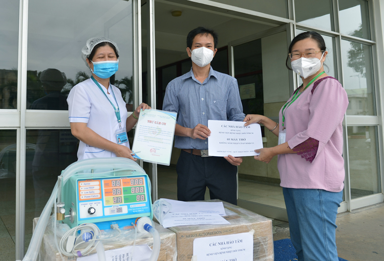 Nhóm Hạt Vừng trao tặng 5 máy thở cho Bệnh viện Bệnh nhiệt đới TP. HCM.