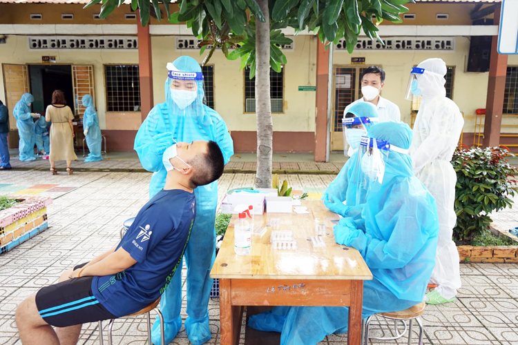 Cán bộ y tế CDC Bạc Liêu lấy mẫu xét nghiệm cho người dân phường 8, TP Bạc Liêu.