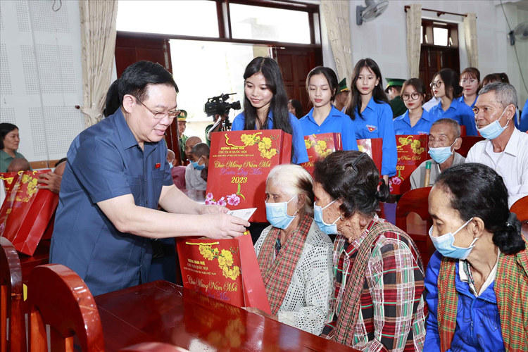Chủ tịch Quốc hội Vương Đình Huệ tặng quà Tết gia đình chính sách, hộ nghèo và người lao động có hoàn cảnh khó khăn.