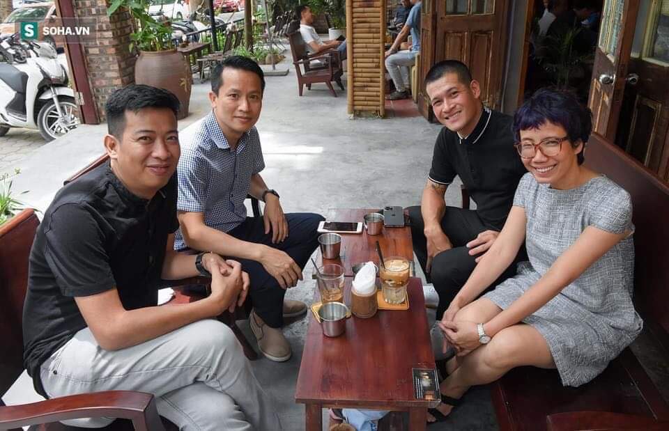 Bốn thành viên đầu tiên của nhóm Hạt Vừng: Nhà văn Hoàng Anh Tú, nhà báo Bùi Ngọc Hải, đạo diễn Việt Tú, nhà báo Trần Mai Anh (từ trái qua phải).