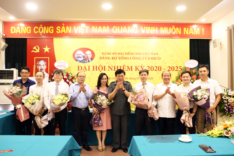 Lãnh đạo Đài tiếng nói Việt nam tặng hoa và chụp ảnh lưu niệm cùng các đồng chí trúng cử nhiệm kỳ 2020 - 2025.