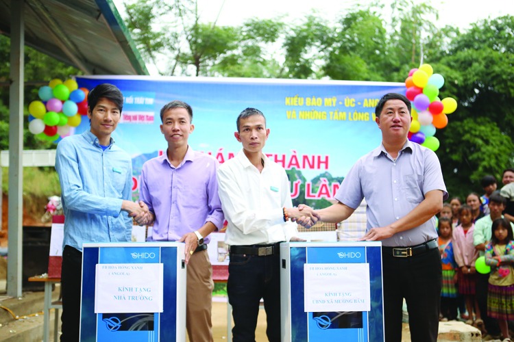 Đại diện Nhóm thiện nguyện tặng 2 máy lọc nước cho xã Mường Bám và trường.