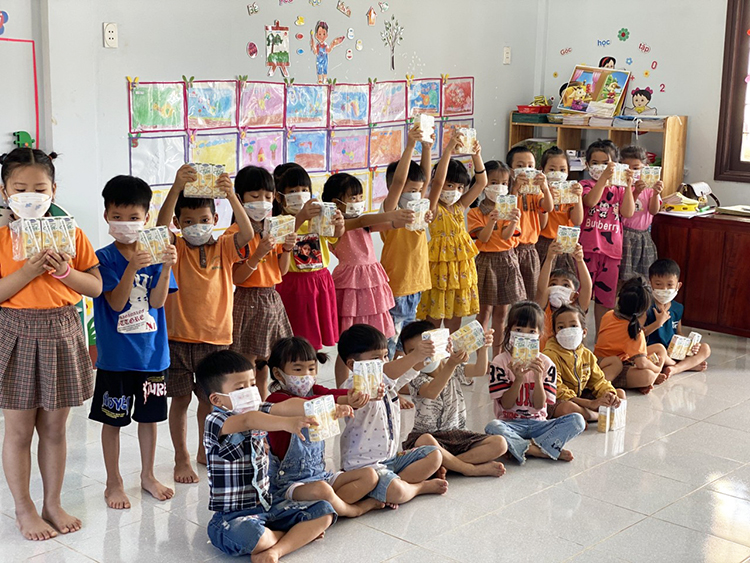 Công ty cổ phần sữa Việt Nam (Vinamilk), đơn vị tài trợ toàn bộ sữa để trao tặng cho các em nhỏ.