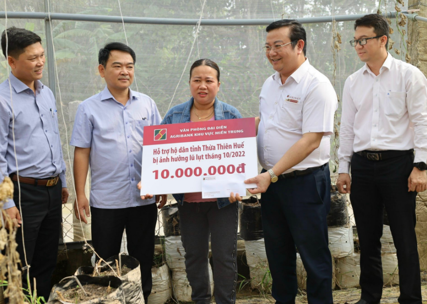 Agribank hỗ trợ người dân tỉnh Thừa Thiên Huế khắc phục bão lũ năm 2022.