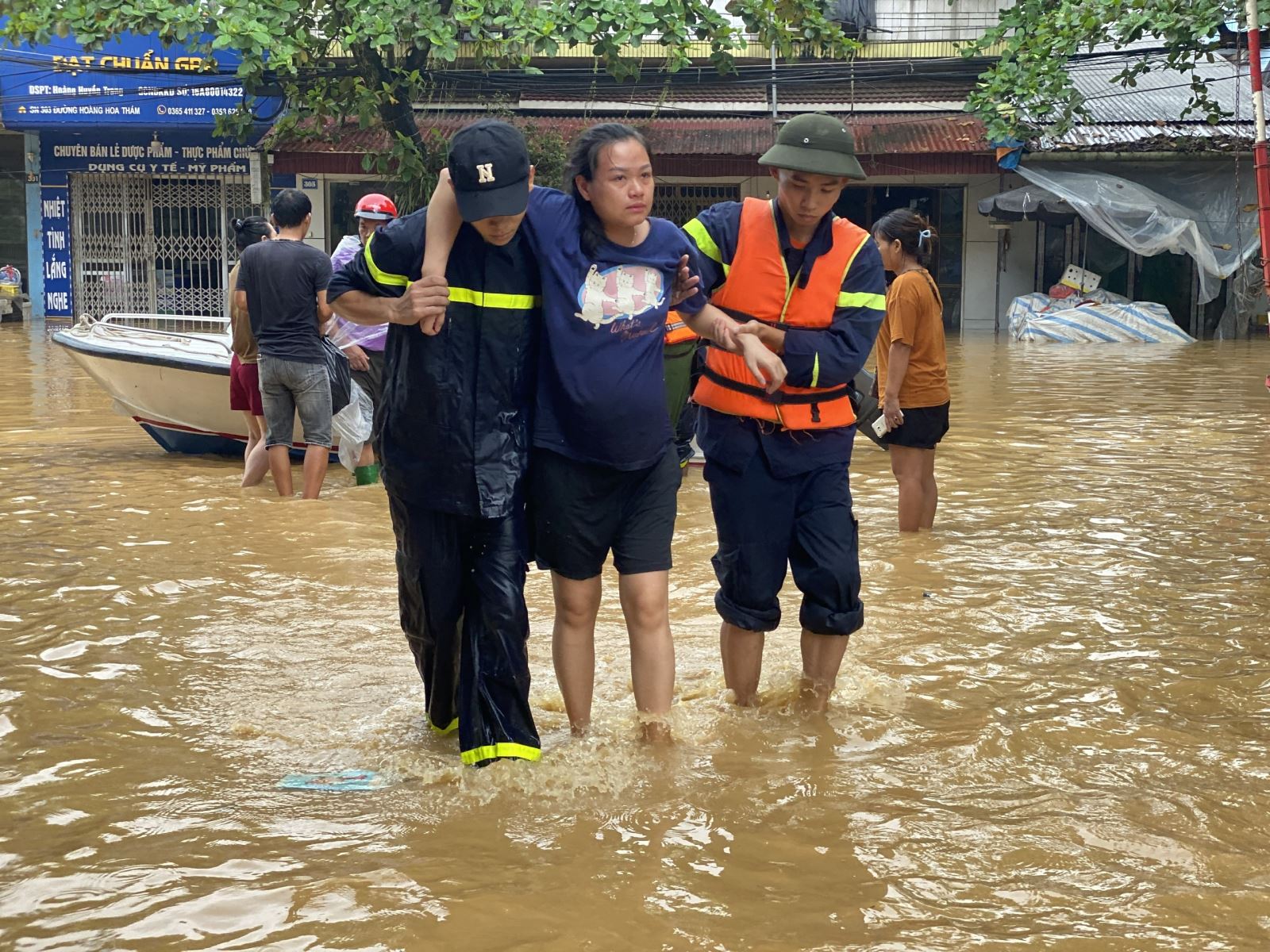 Đưa người dân đến nơi an toàn.