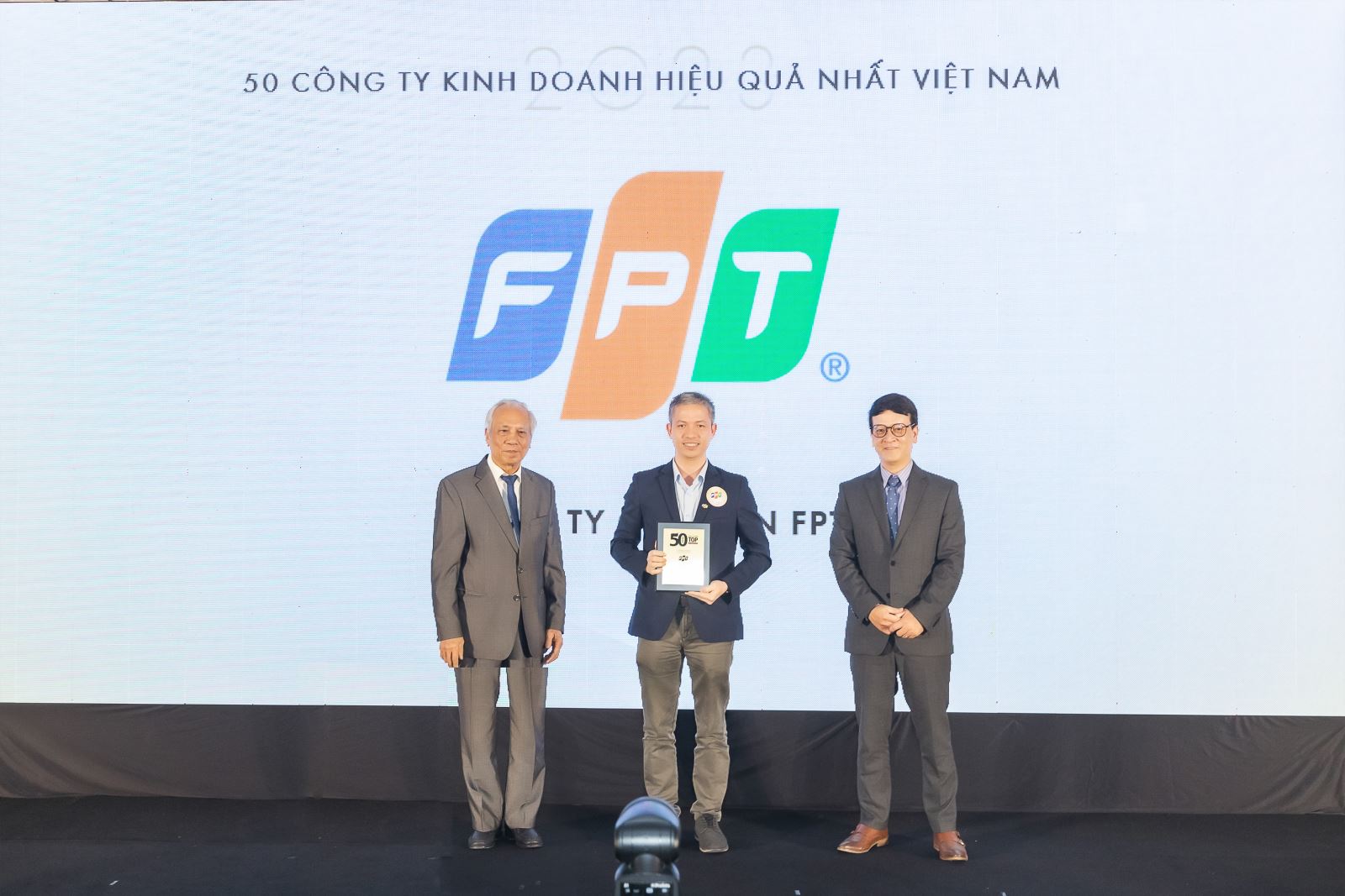 Đại diện Tập đoàn FPT - ông Lê Vũ Minh, Giám đốc Tư vấn Chuyển đổi số FPT Digital nhận giải Top 50 Công ty Niêm yết Kinh doanh Hiệu quả nhất Việt Nam năm 2023