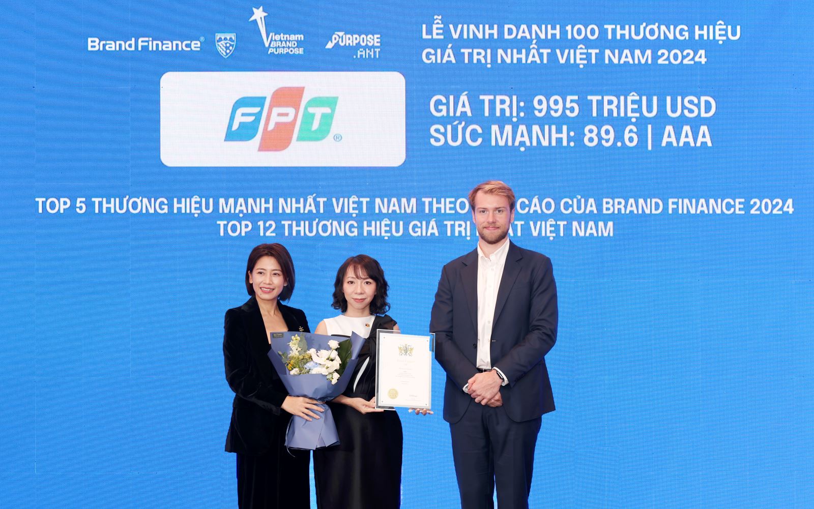 Đại diện Tập đoàn FPT, bà Mai Thị Lan Anh Giám đốc Truyền thông lên nhận giải thưởng_01