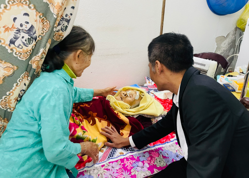 Đại diện lãnh đạo Agribank thăm mẹ Việt Nam Anh hùng Nguyễn Thị Ngọ.