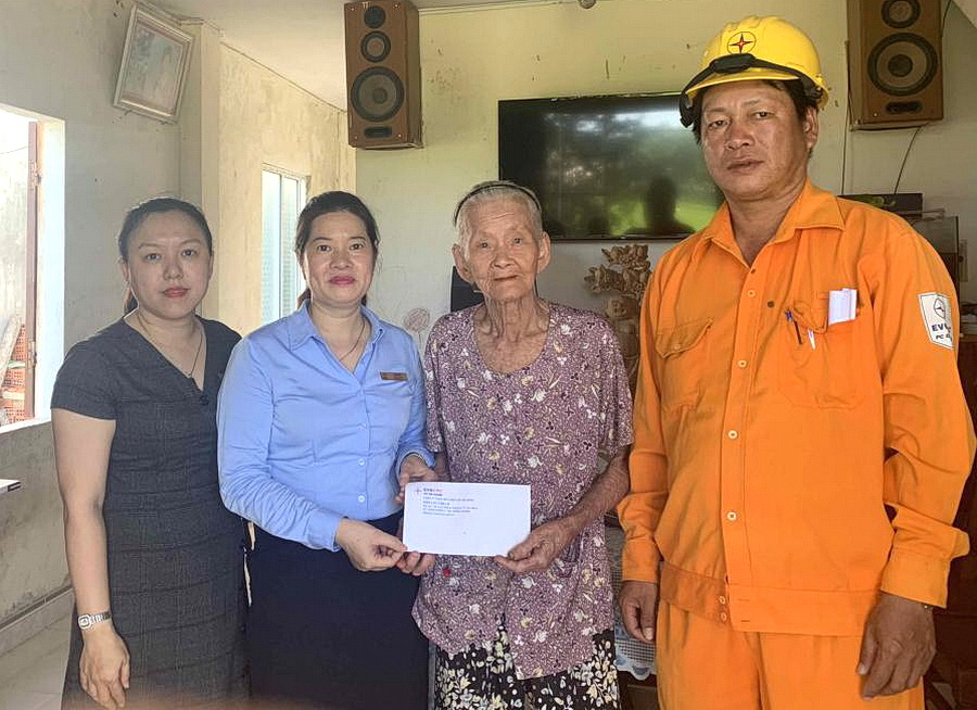 Điện lực Cẩm Lệ- Đà Nẵng thăm hỏi, tặng quà cho gia đình bà Ngô Thị Liền - vợ liệt sỹ Trần Hà.