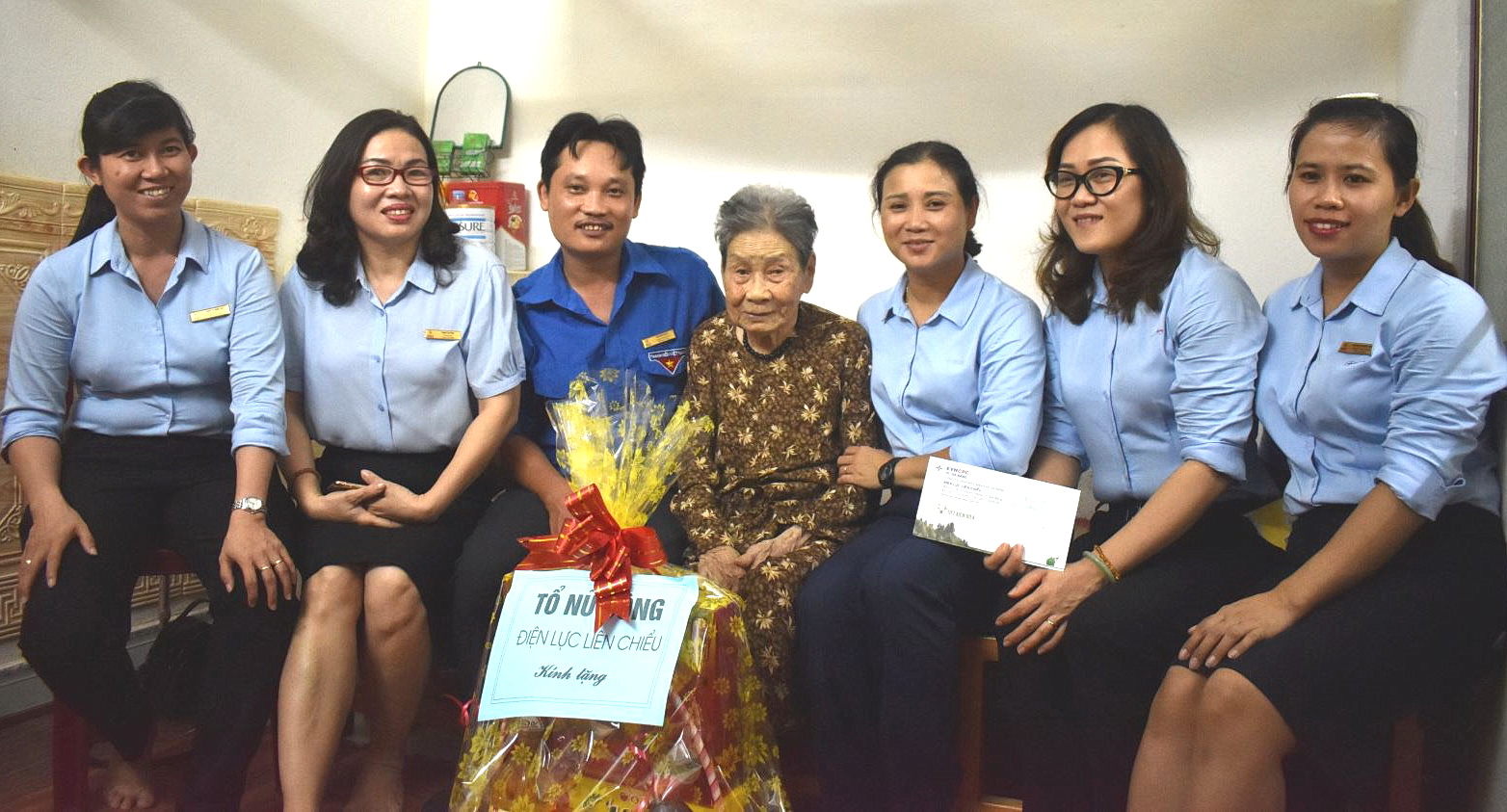 Công ty Điện lực Liên Chiểu tặng quà Mẹ Việt Nam Anh hùng Lương Thị Tịnh.