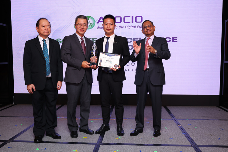 Ông Trần Văn Viển - Đồng sáng lập Base.vn (người thứ ba từ trái qua) nhận giải thưởng Start-up Award 2022