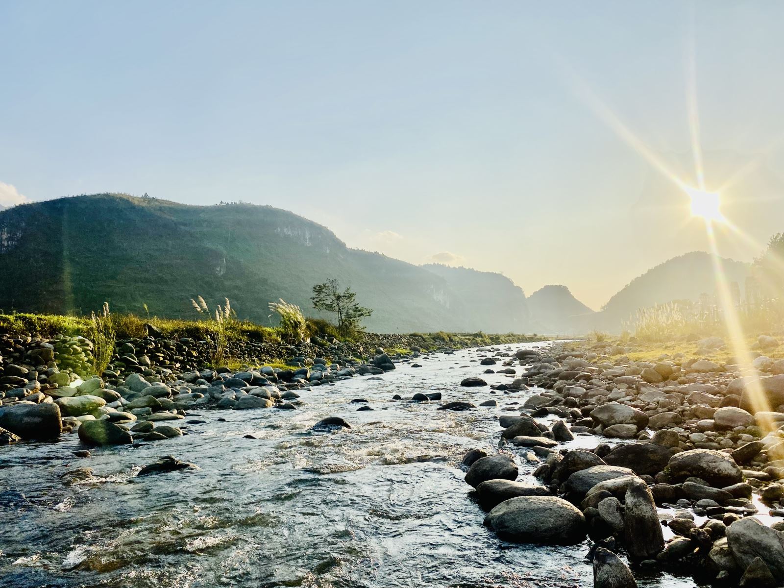 Dòng suối Chiến dài hơn 10km.