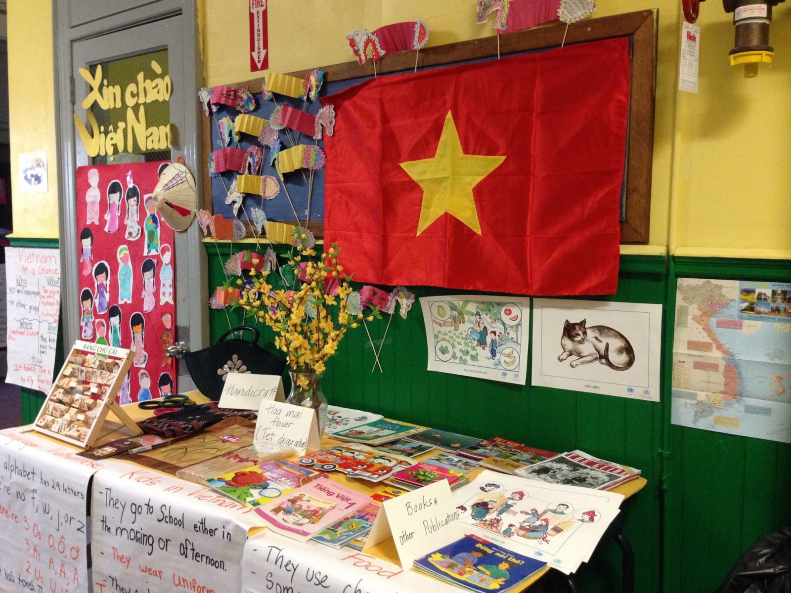 Góc giới thiệu về Việt Nam nhân một lễ hội ở trường của cô giáo Thu Hồng.