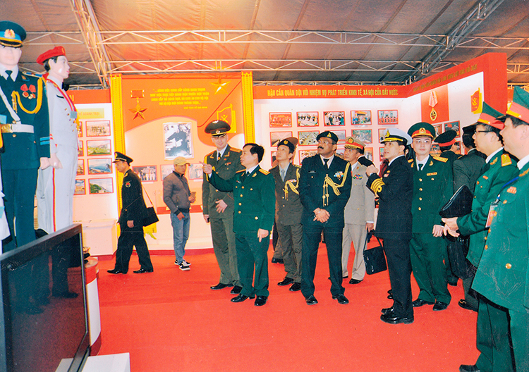 Đại tá, Tiến sĩ Đào Hải Triều (người chỉ tay), Giám đốc Bảo tàng Hậu cần đưa Đoàn du khách quốc tế tới tham quan Bảo tàng.