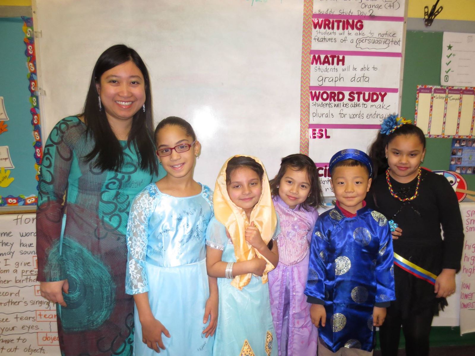Cô giáo Thu Hồng với các học sinh đa văn hóa.
