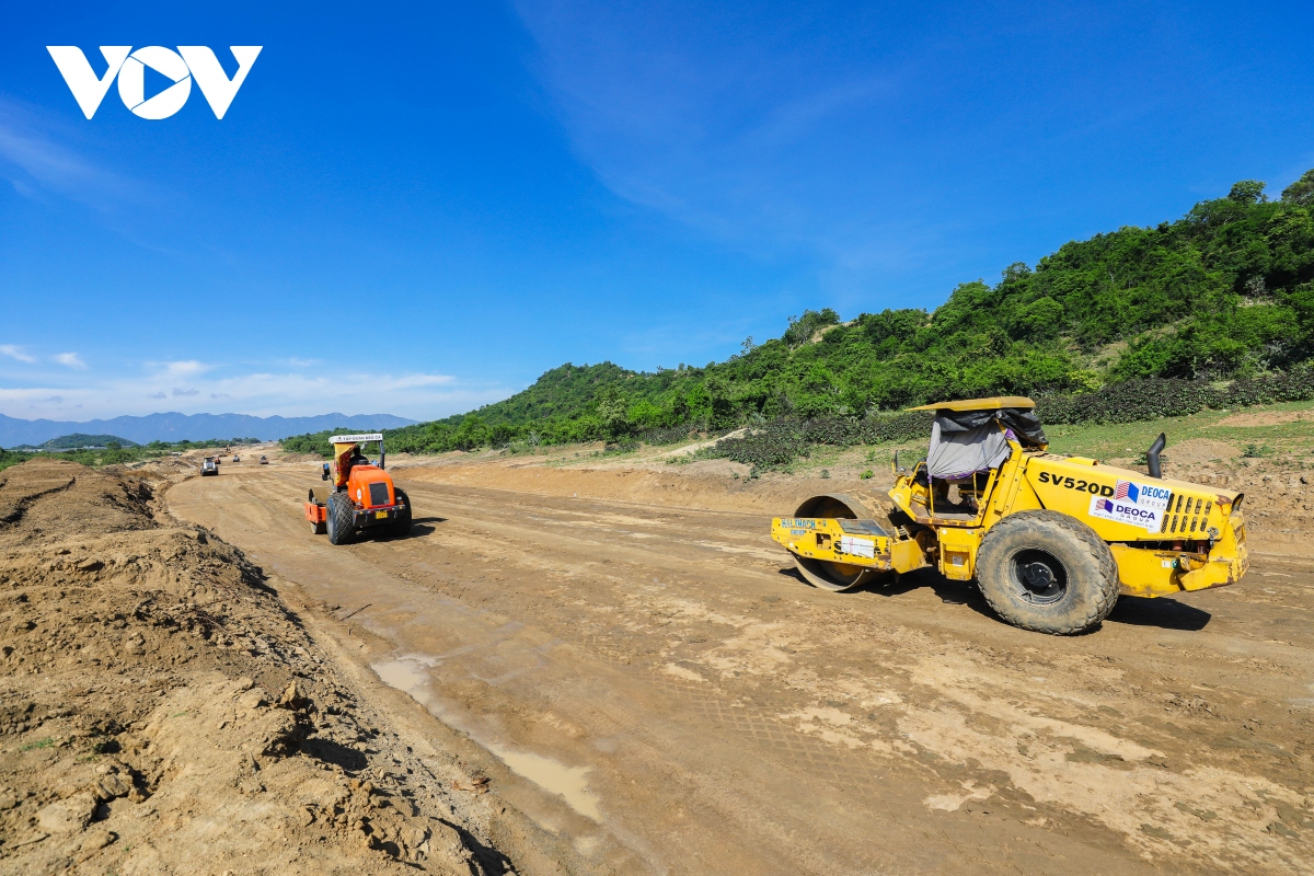 Cao tốc Bắc - Nam phía Đông đoạn Cam Lâm - Vĩnh Hảo đang được khẩn trương thi công.