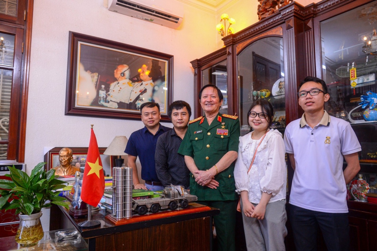 Nhóm tác giả Báo điện tử VTC News chụp ảnh lưu niệm cùng Thượng tướng Nguyễn Huy Hiệu - nguyên Thứ trưởng Bộ Quốc phòng trong một lần phỏng vấn.