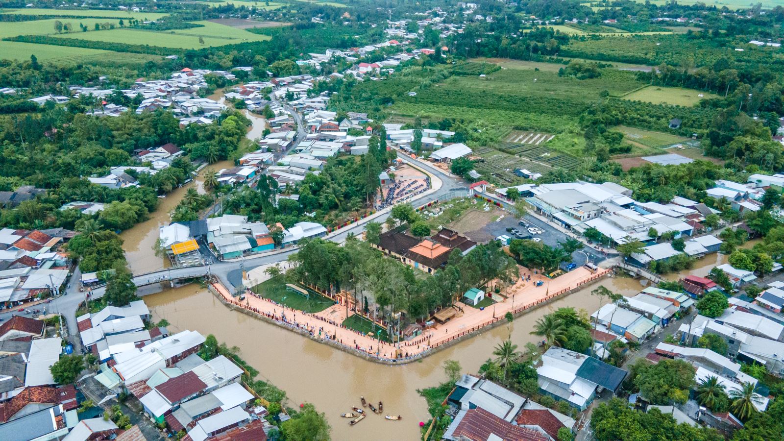Chợ chiếu Định Yên bao bọc chung quanh làng ngay ngã ba sông.