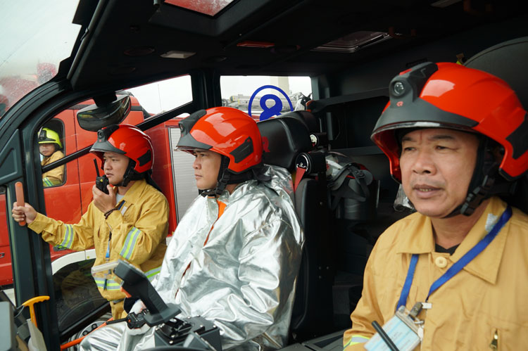 1.	Anh Huỳnh Hoàng Lâm (bên trái) cùng đồng nghiệp xử lý tình huống  tàu bay báo tin gặp sự cố.