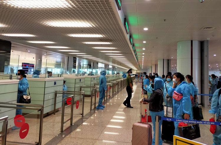 Hành khách chuyến bay Seoul - Hà Nội vào ngày 25/9 xếp hàng làm thủ tục nhập cảnh.