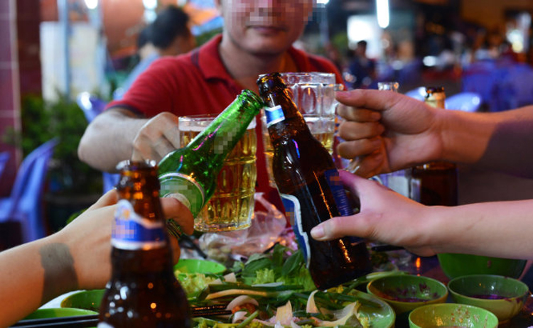 Mức độ tiêu thụ rượu, bia tại Việt Nam đang ở mức báo động. Ảnh: Tuổi trẻ