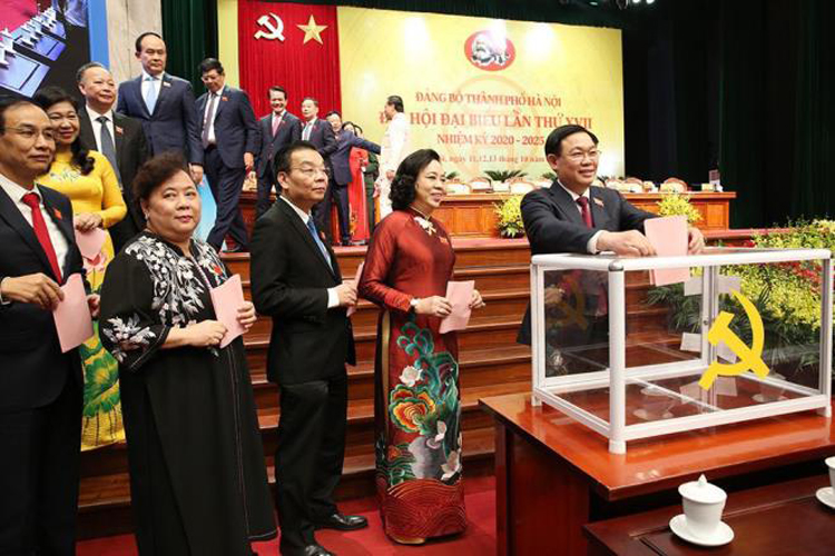 Các đại biểu bầu 19 người vào Ban Thường vụ Thành ủy Hà Nội.