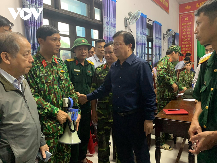 Phó Thủ tướng Trịnh Đình Dũng động viên các chiến sĩ làm nhiệm vụ cứu nạn.