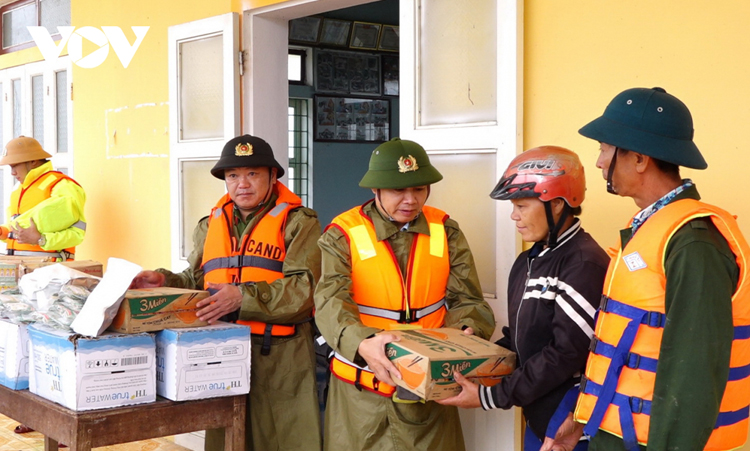 Lực lượng Công an tỉnh Quảng Bình trao quà cứu trợ người dân vùng bị chia cắt bởi lũ lụt.
