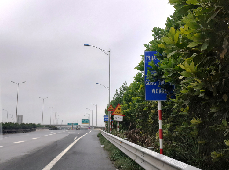 Biển báo bị cây che khuất trên Quốc lộ 1B Hà Nội - Bắc Giang.
