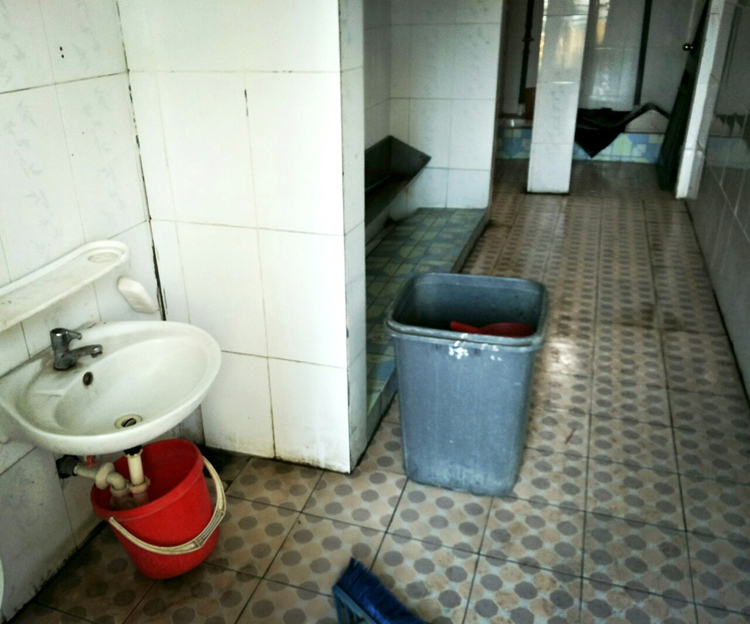 Nhiều công trình nhà vệ sinh vẫn còn tình trạng bẩn, hôi thối, trở thành nỗi ám ảnh của không ít học sinh.