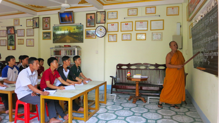 Thượng tọa Lý Hùng, trong một buổi giảng dạy cho các em sinh viên đang lưu trú tại chùa.
