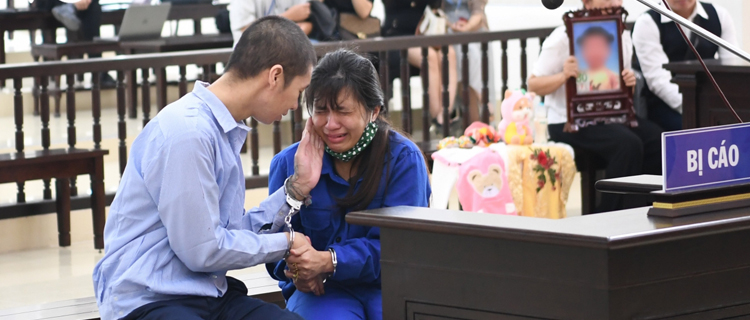 Bị cáo Nguyễn Thị Lan Anh khóc nức nở tại tòa. (Ảnh: Trọng Phú)