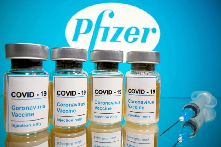 Hai trường hợp sốc phản vệ sau khi tiêm vaccine ngừa Covid-19 của Pfizer. Ảnh: Reuters