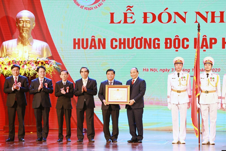 Thủ tướng Chính phủ Nguyễn Xuân Phúc trao Huân chương Độc lập hạng Nhất tặng Bộ Kế hoạch và Đầu tư. Ảnh: QUANG THANH.
