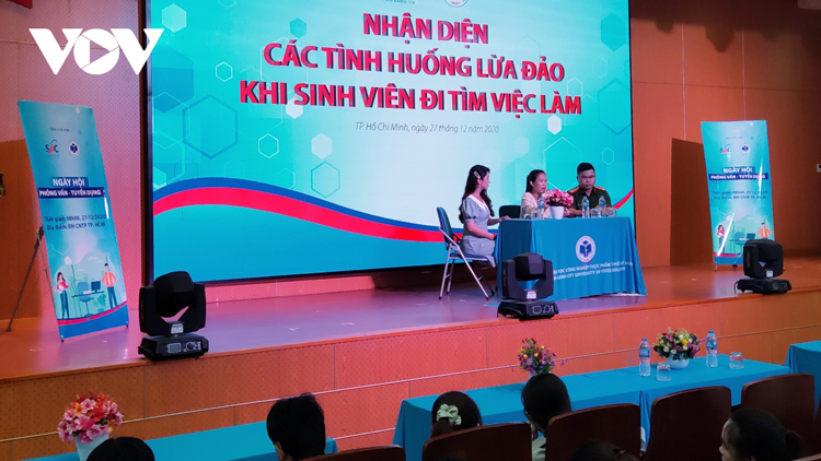 Trung úy Châu Đức Nhân và bà Trần Lê Thanh Trúc chia sẻ với sinh viên về các hình thức lừa đảo khi đi xin việc tại một hội thảo.